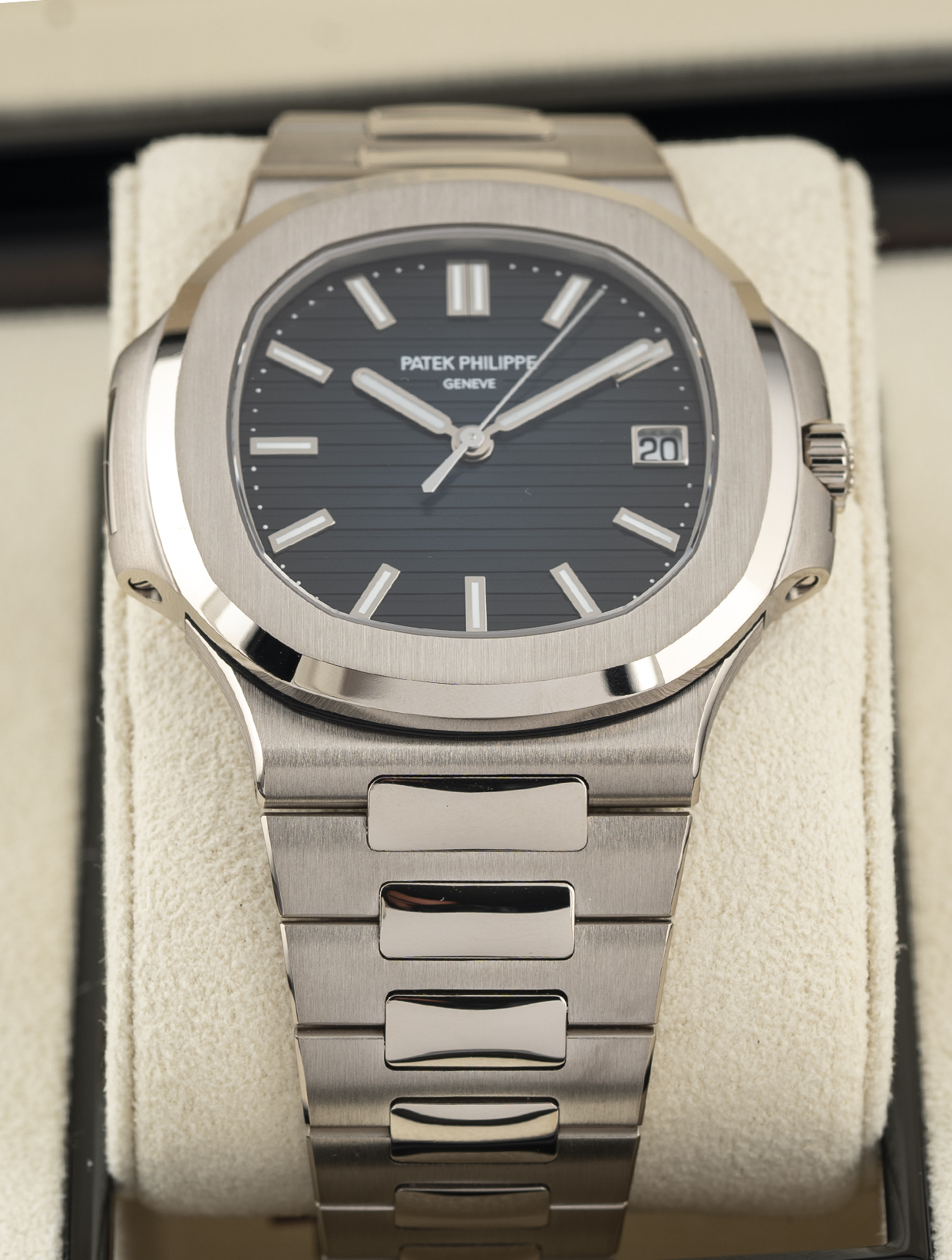 Patek Philippe Nautilus 41mm 18k White Gold 5811-1G Blue Dial-11